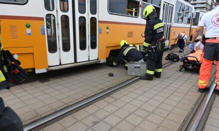Gázolás a Batthyány téren: egy 6 éves kisfiút ütött el a villamos, életéért két orvoscsoport 9 órán keresztül küzdött