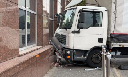 Villamossal ütközött, majd a kormányhivatal épületébe csapódott egy teherautó Újpesten