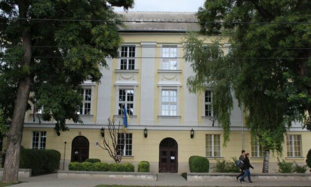 Idegen férfi szólított le egy kislány az egyik bicskei iskola előtt, azt kérte, üljön be mellé – a szülők feljelentését tettek