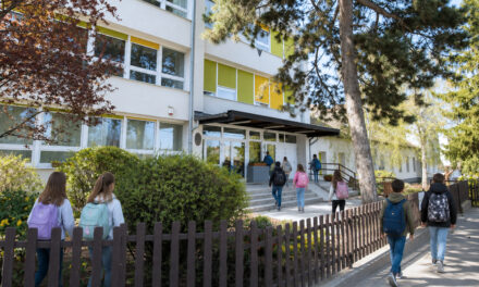Botrány a csömöri iskolában: közbelépett a polgármester, máris leváltják a pár hete kinevezett igazgatót, akitől rettegnek a gyerekek