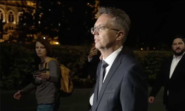 Hankó Balázst felszólította a házelnök, hagyja el a Parlamentet: a volt miniszter bevonult az ügyészségre – videó a cikkben