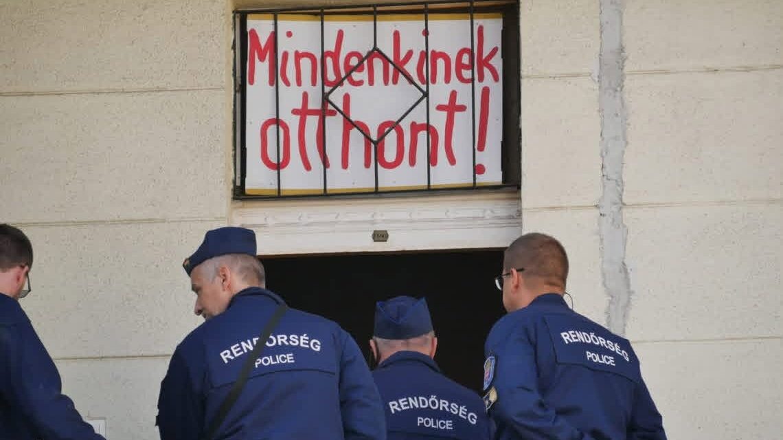 Egy szélhámostól béreltek házat a 16. kerületben a kárpátaljai menekültek, a férfi lenyúlta a pénzt, 50 embert kilakoltattak ki