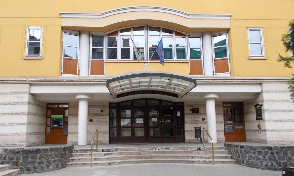 Botrány az onkológiai intézetben: a korábban menesztett főigazgató jelentette a magánellátásba kényszerült daganatos nő esetét