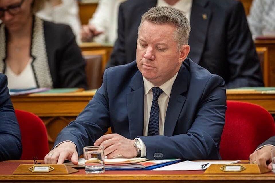 Pósfai Gábor: szigorítjuk a távoltartási és a közlekedési szabályokat