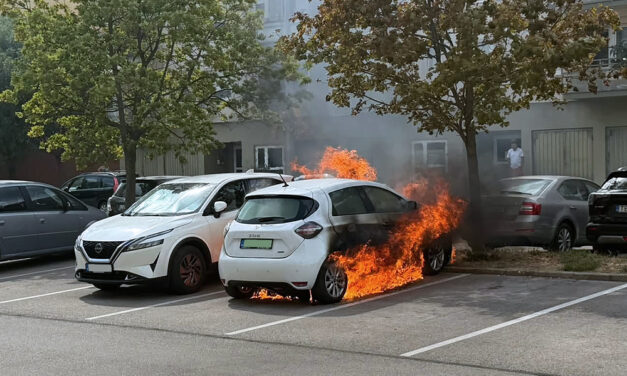 Lángolt egy elektromos autó Budaörsön, előzmények nélkül gyulladt ki a Renault Zoe a parkolóban