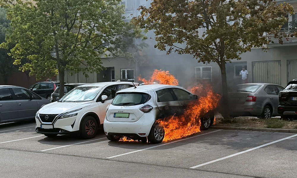 Lángolt egy elektromos autó Budaörsön, előzmények nélkül gyulladt ki a Renault Zoe a parkolóban