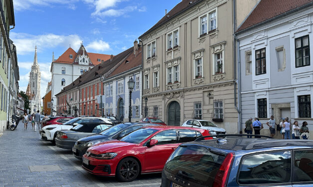 Szigorítás vagy teljes tilalom: Az Airbnb jövőjéről dönthetnek a Várnegyedben élők