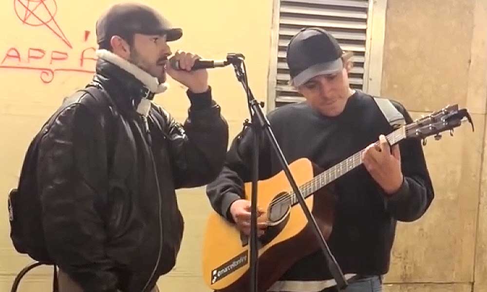 Váratlan zenei meglepetés a Belvárosban: Azahriah énekelt egy gitáros oldalán az Astoria aluljárójában – Videóval