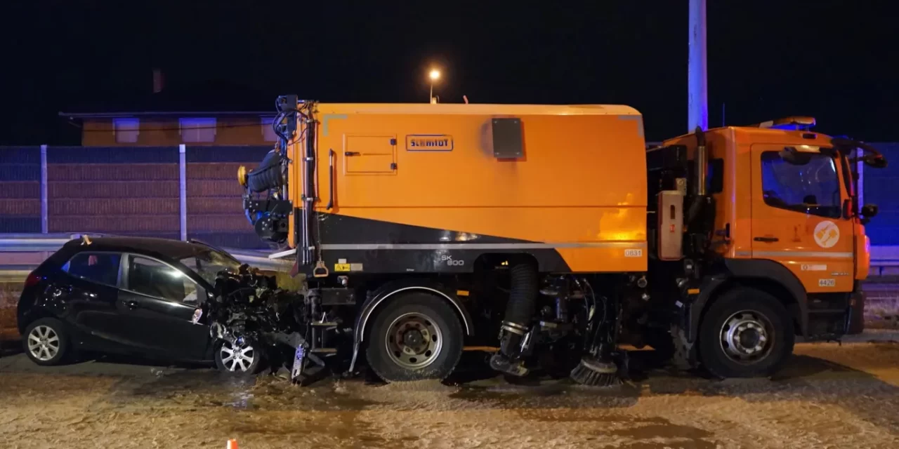 Halálos baleset Kispesten: úttisztító gépnek rohant egy autó, meghalt a 34 éves sofőr