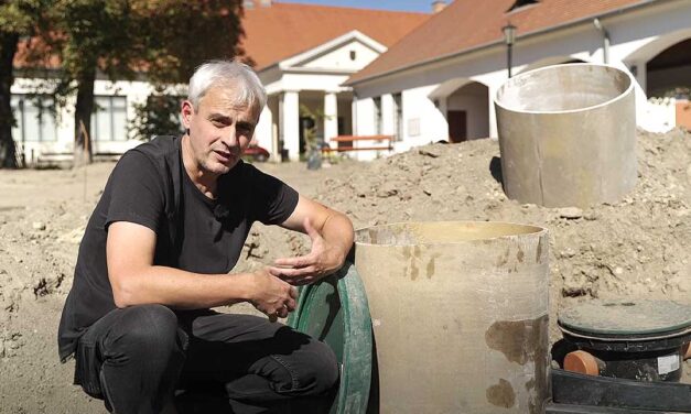 Szokatlan helyről üzent az érdi polgármester: Egy földkupac mellé guggolva jelentette be a város fontos helyének megmentését Csőzik László