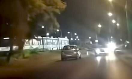 Részegen, világítás nélkül hajtott volna a HÉV elé egy idős asszony, két fiatal akadályozta meg a tragédiát – videó a cikkben