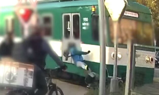 Brutális videón a HÉV-baleset: Piroson hajtott át a biciklis, métereken át vonszolta a szerelvény a bringát