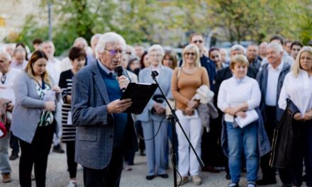 “Azt kérte, álljunk ki mellette” – vasárnap újra  imádkoztak a letartóztatásban lévő Hankó Balázsért a gödöllői kastélykápolna előtt