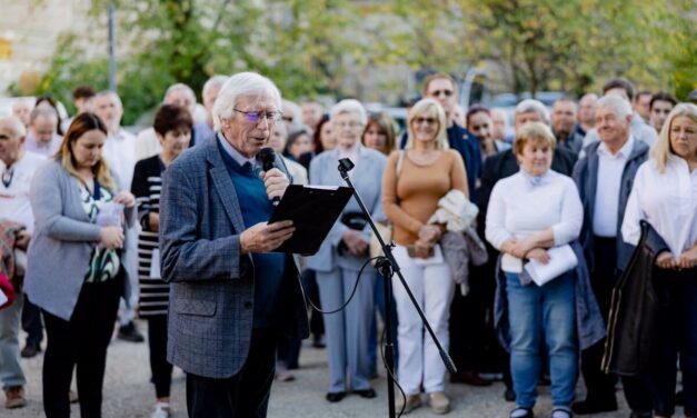 “Azt kérte, álljunk ki mellette” – vasárnap újra  imádkoztak a letartóztatásban lévő Hankó Balázsért a gödöllői kastélykápolna előtt