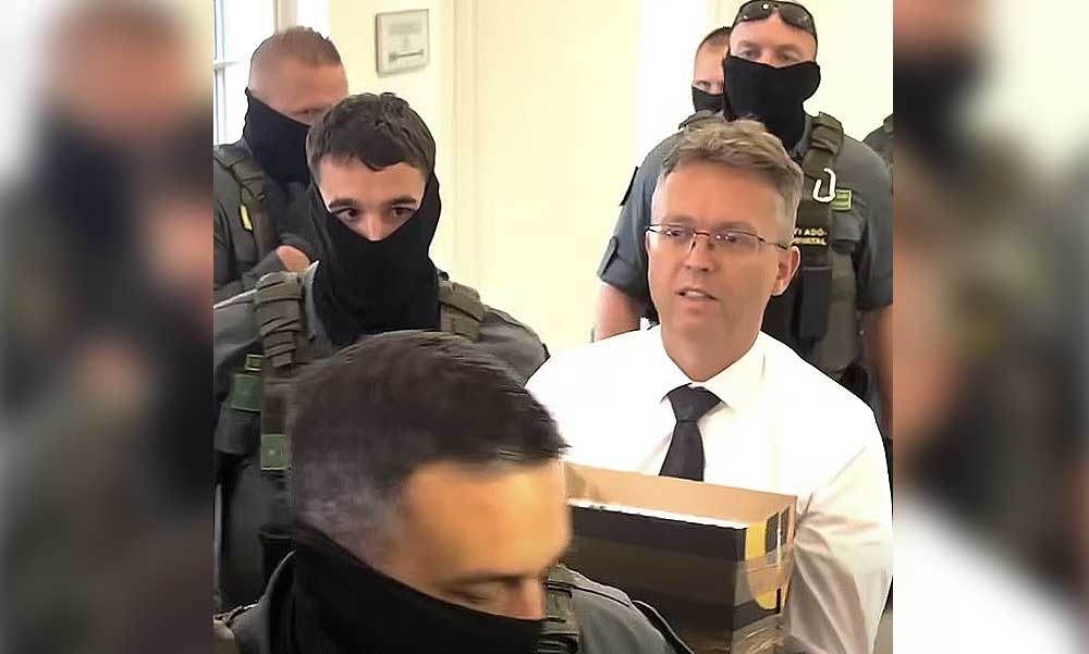 Letartóztatta a bíróság Hankó Balázst, közben házkutatást tartanak a volt miniszter gödöllői házában – videó a cikkben