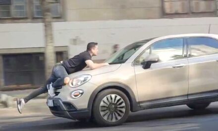 Új fejlemény: Három év börtönt is kaphat az a női sofőr, aki egy koccanás után elvesztette a fejét és a motorháztetőbe kapaszkodó taxissal száguldozott az Üllői úton