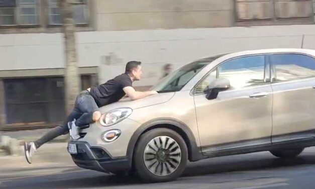 Új fejlemény: Három év börtönt is kaphat az a női sofőr, aki egy koccanás után elvesztette a fejét és a motorháztetőbe kapaszkodó taxissal száguldozott az Üllői úton