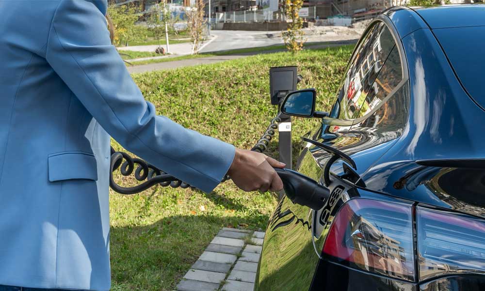Elektromos autó a kertvárosban: az otthoni töltéshez több kell egy szabad konnektornál