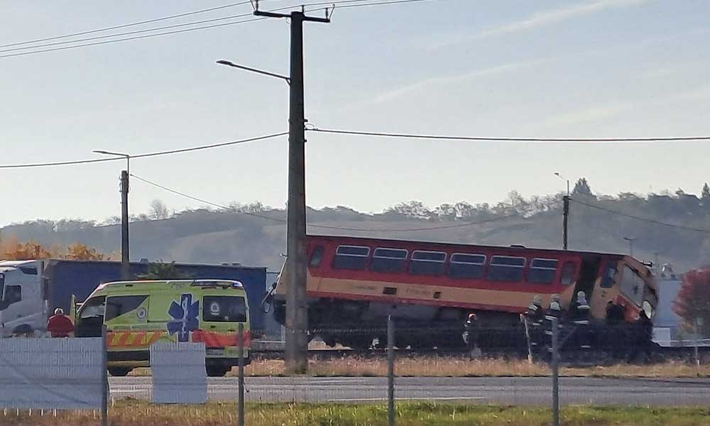 Vonattal ütközött egy autó Nyergesújfaluban, a motorkocsi siklott – leállt a vasúti közlekedés